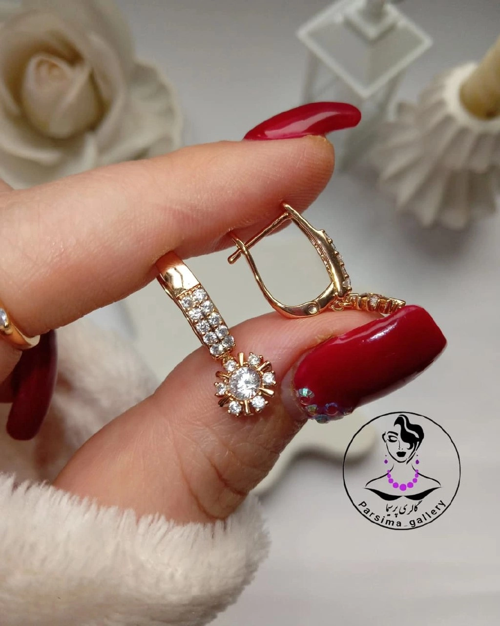 گوشواره طرح طلا نگیندار رنگ ثابت