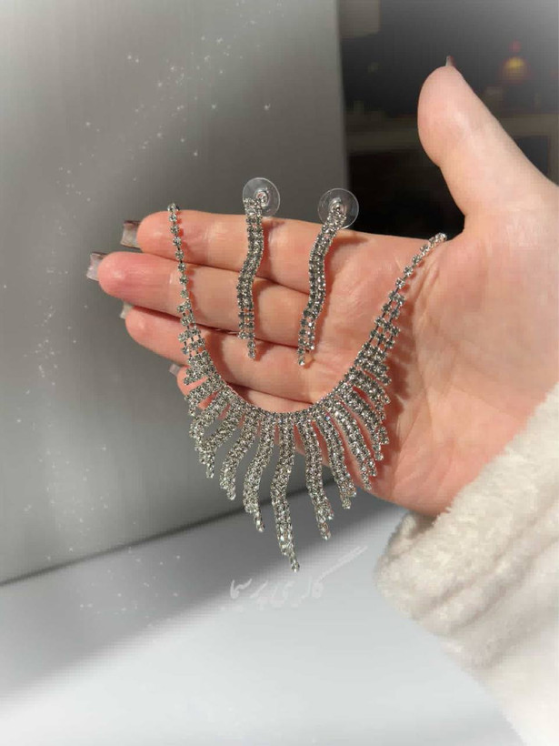 نیمست نگینی