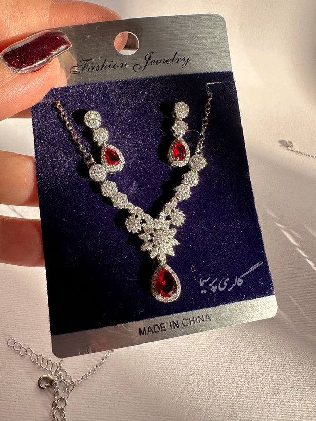 نیمست نگیندار زرشکی