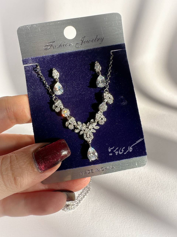 نیمست نگیندار جواهری با نگینهای اتمی