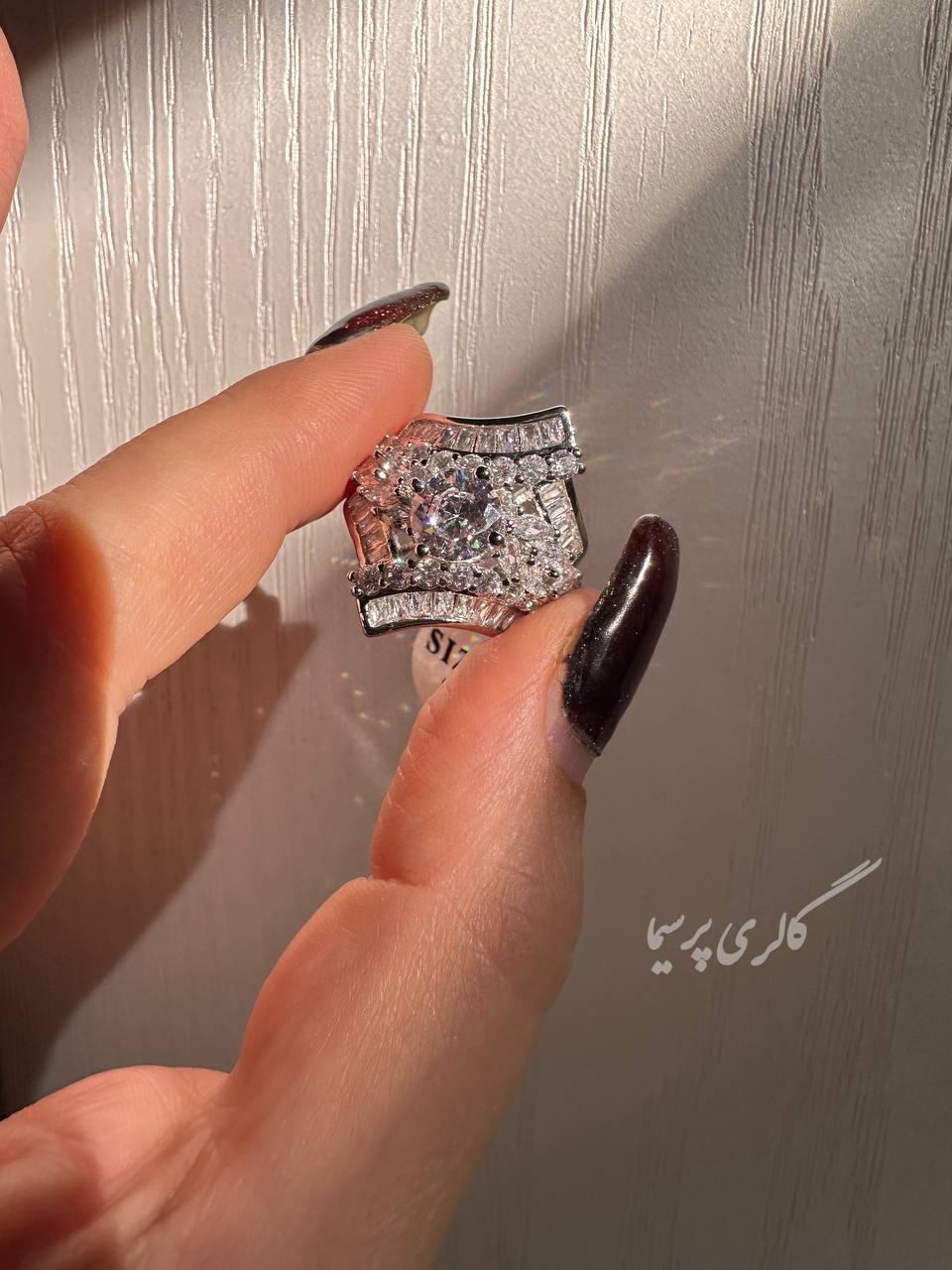 انگشتر نگیندار بزرگ