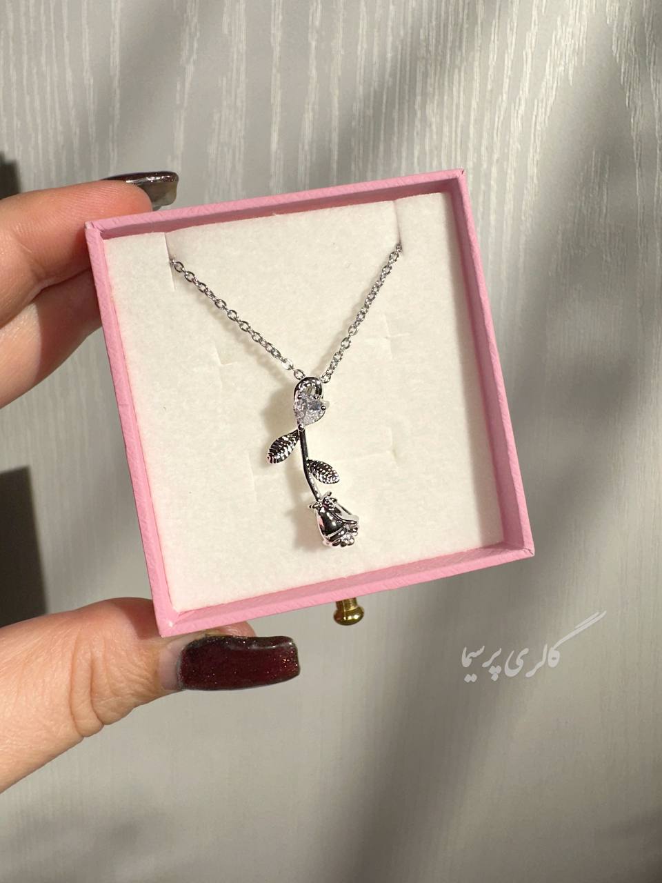 گردنبند گل رز نقره ای