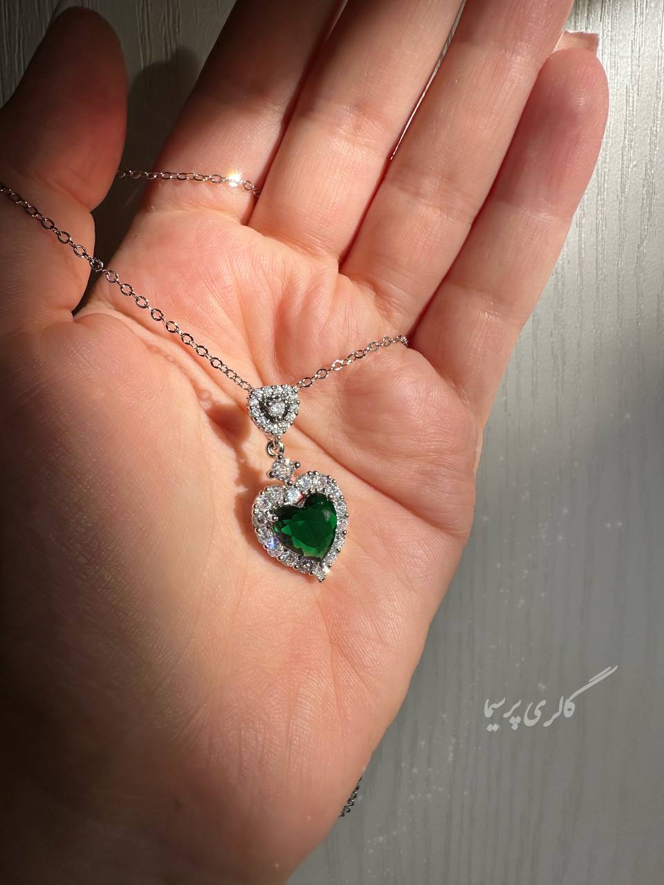 نیمست سبز نگینی