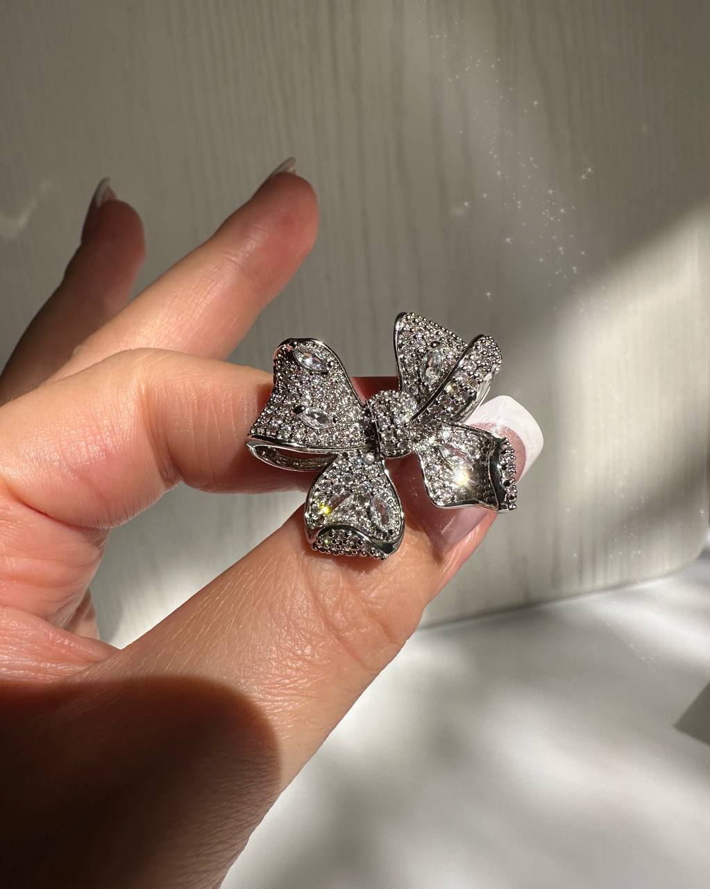 انگشتر جواهری پاپیونی درشت نگیندار