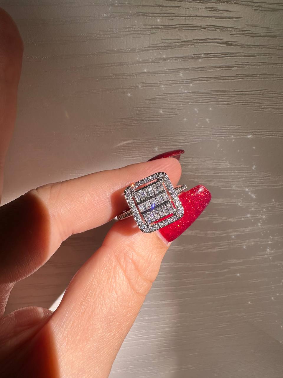 انگشتر مربعی نگیندار