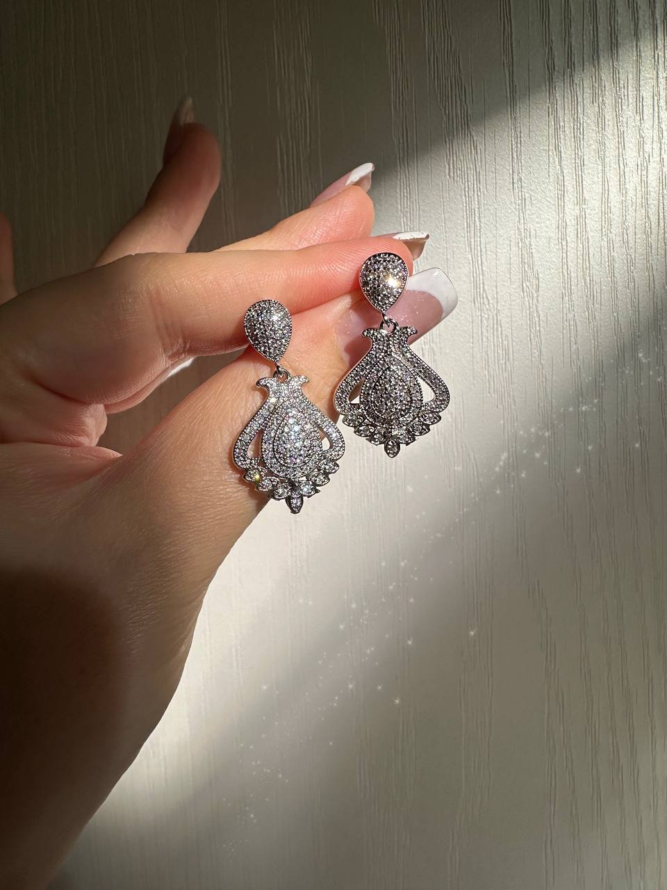 گوشواره جواهری با نگینهای اتمی