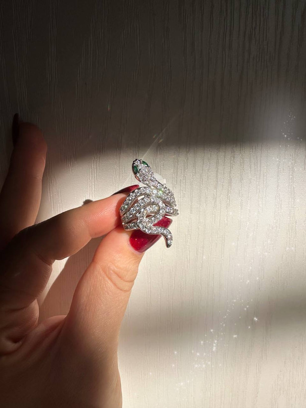 انگشتر مار با چشمهای سبز